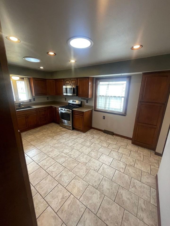 2811 E Bolivar Ave - Photo 5 of 16