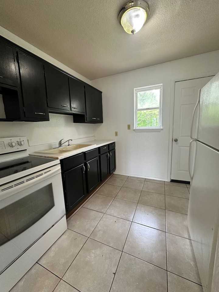 919 N Fulbright Ave - Photo 3 of 6