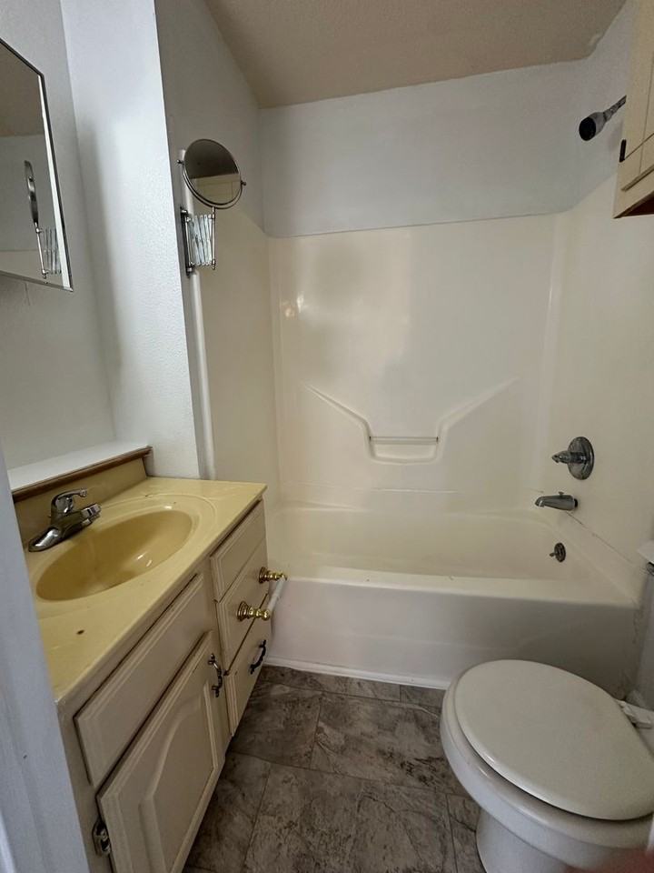 919 N Fulbright Ave - Photo 5 of 6