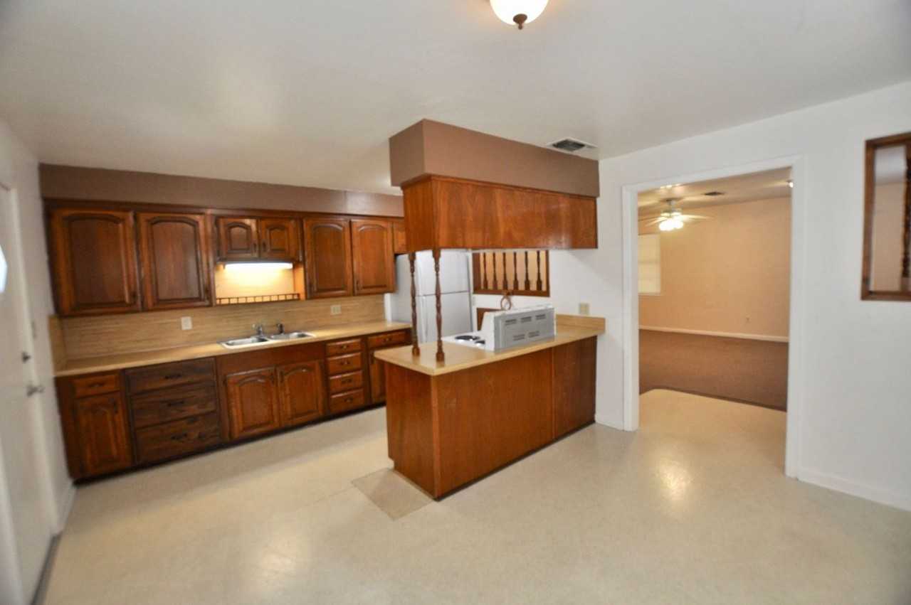 105 Cottonwood St - Photo 3 of 10