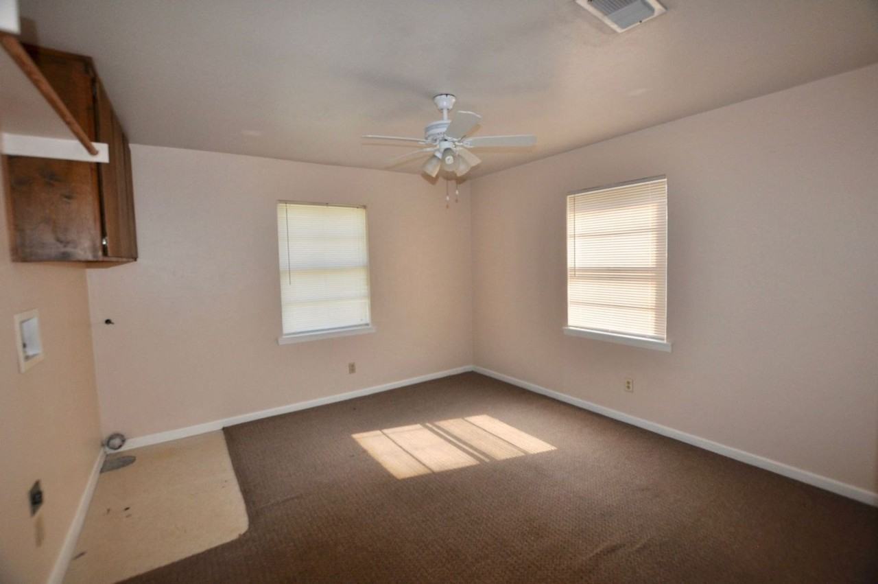 105 Cottonwood St - Photo 7 of 10