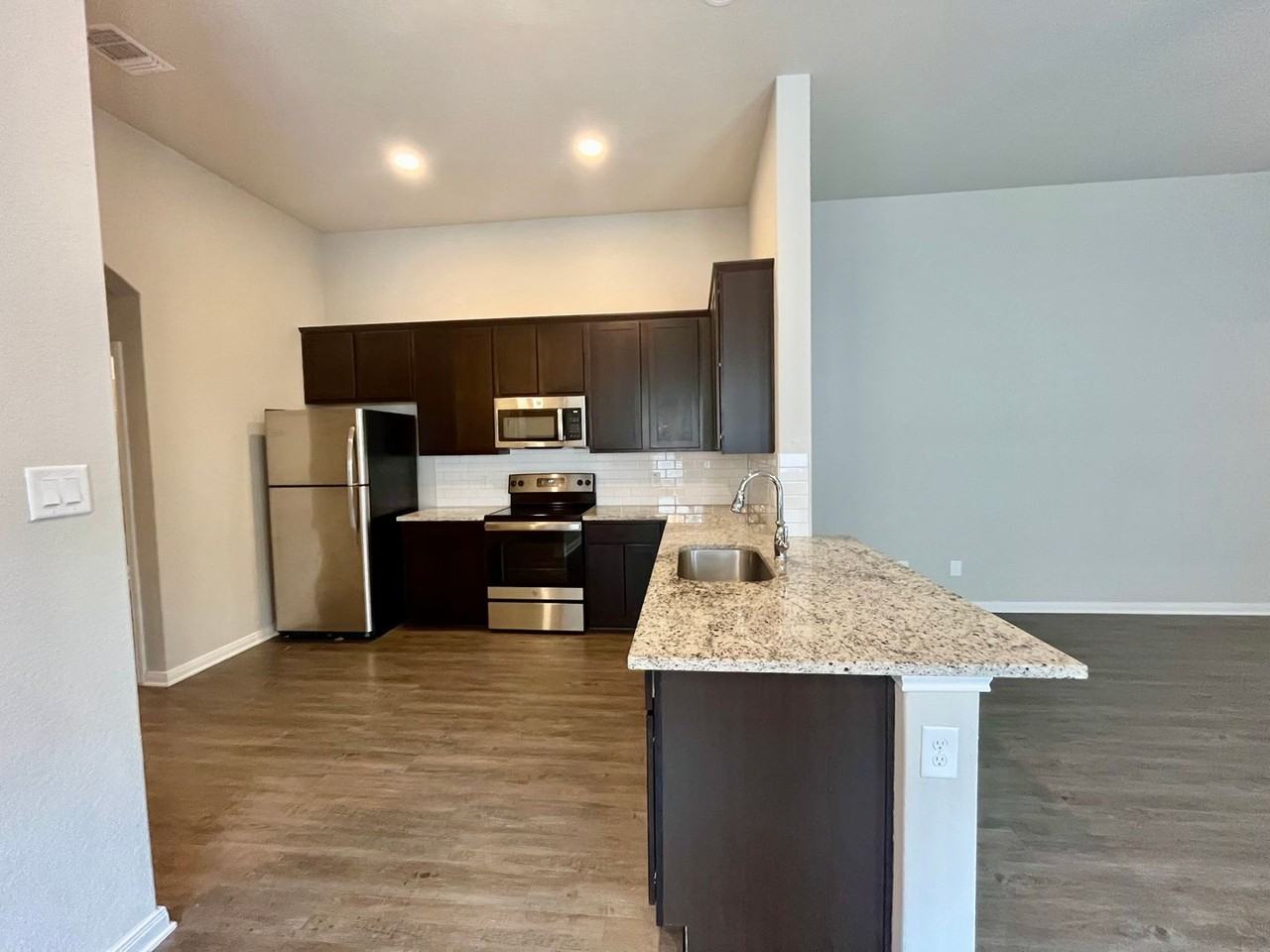 3406 Lindsay Ln - Photo 4 of 16