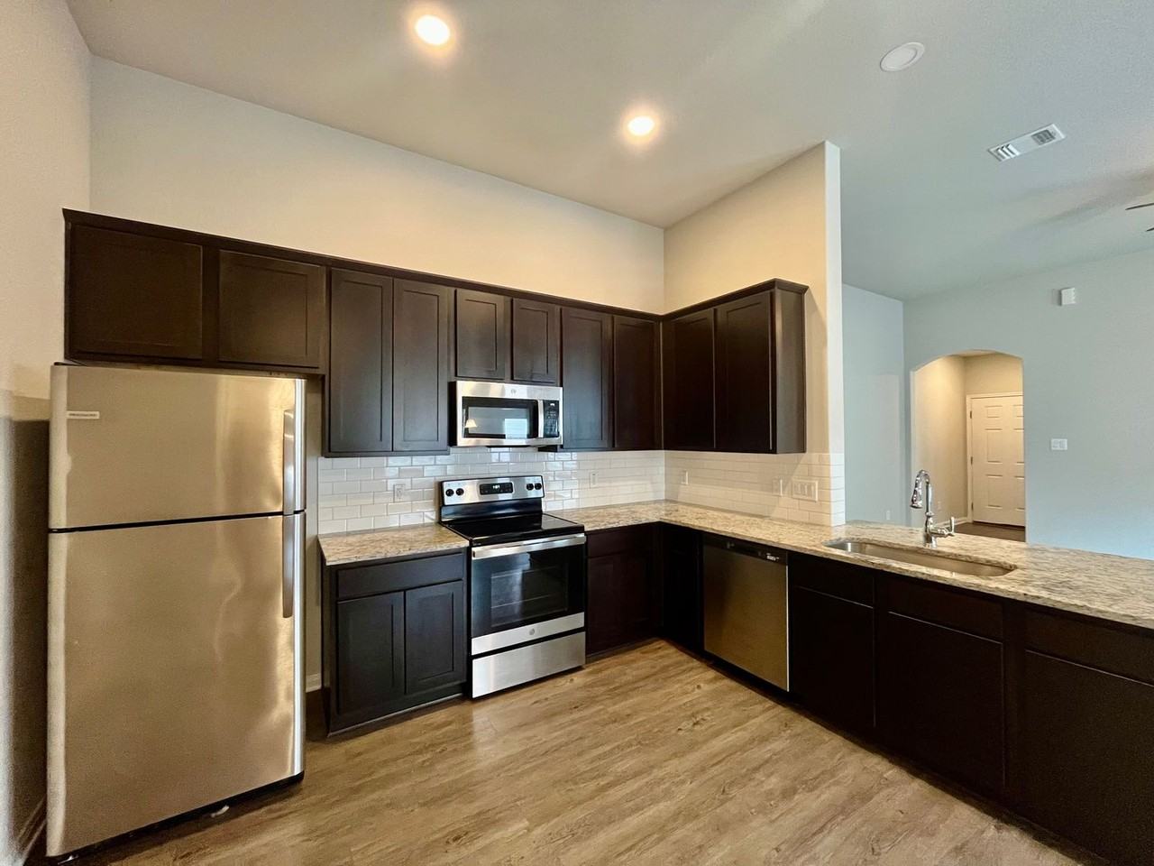 3406 Lindsay Ln - Photo 5 of 16