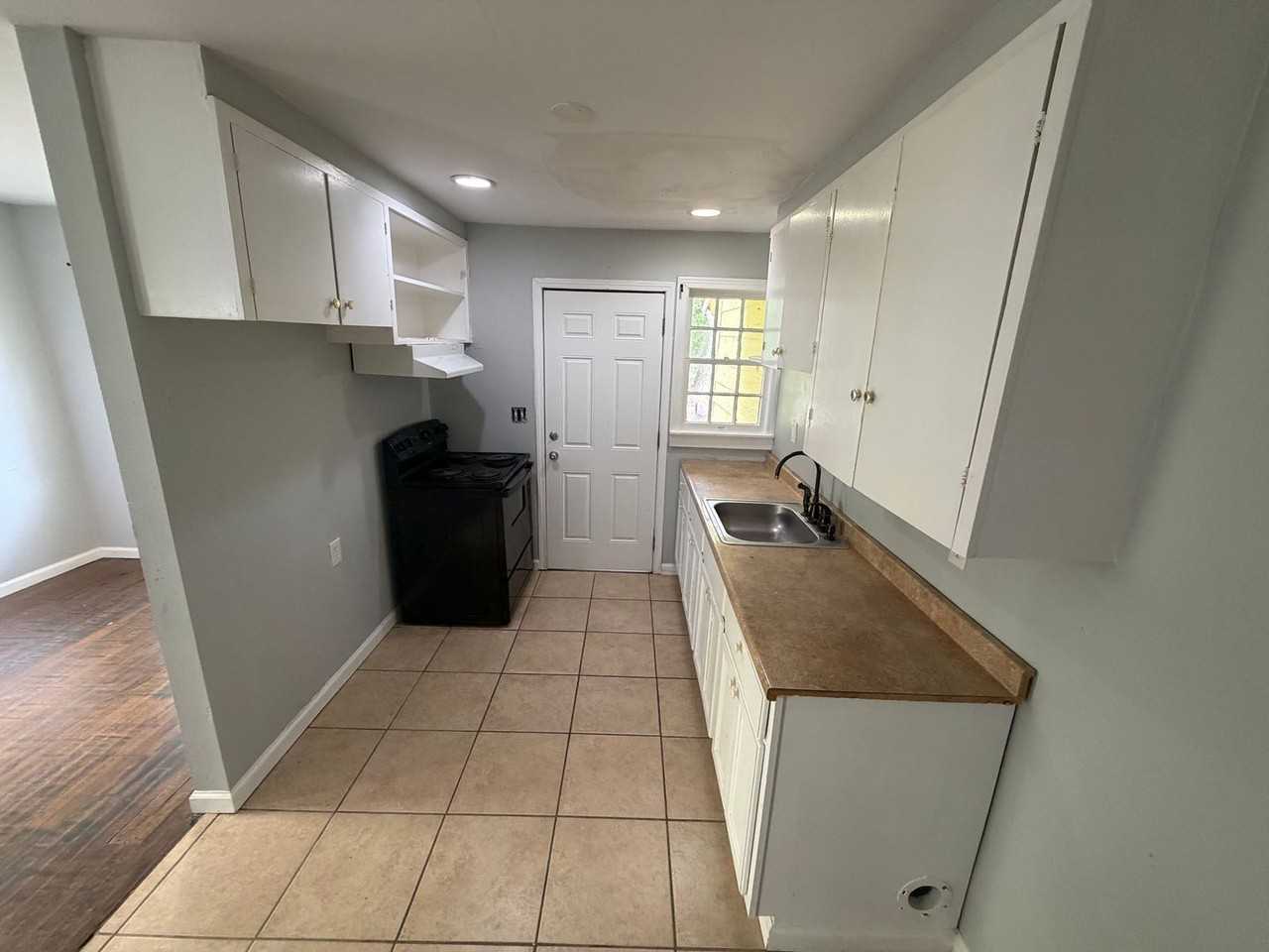 112 E Olive St - Photo 4 of 11