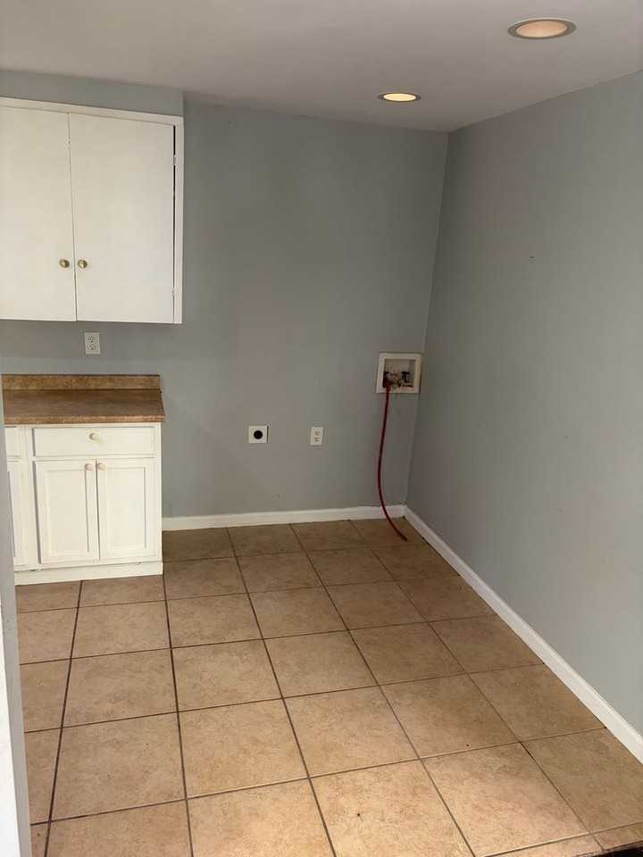 112 E Olive St - Photo 6 of 11