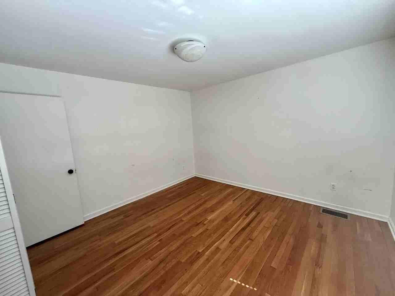 514 Ferry St Ne - Photo 3 of 7