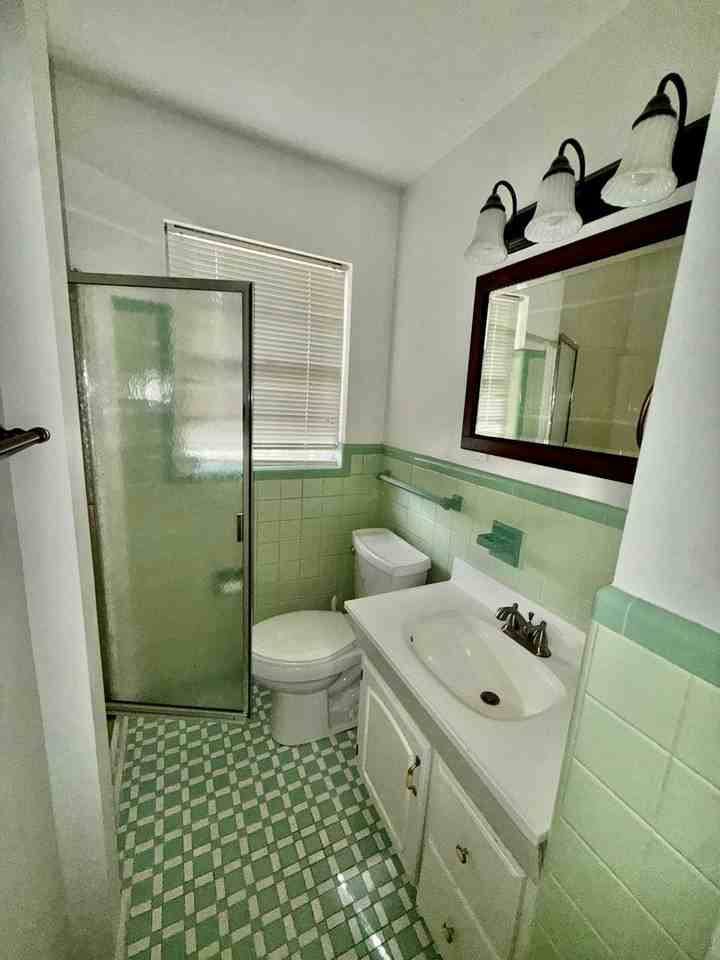 514 Ferry St Ne - Photo 4 of 7