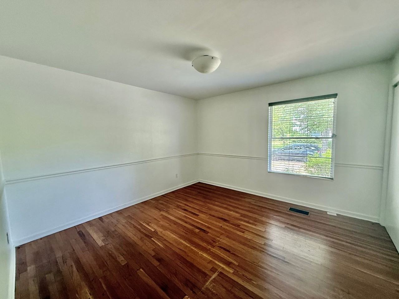 514 Ferry St Ne - Photo 5 of 7