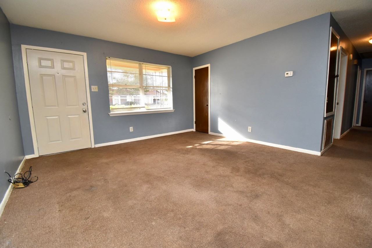 593 Moreland St - Photo 4 of 22