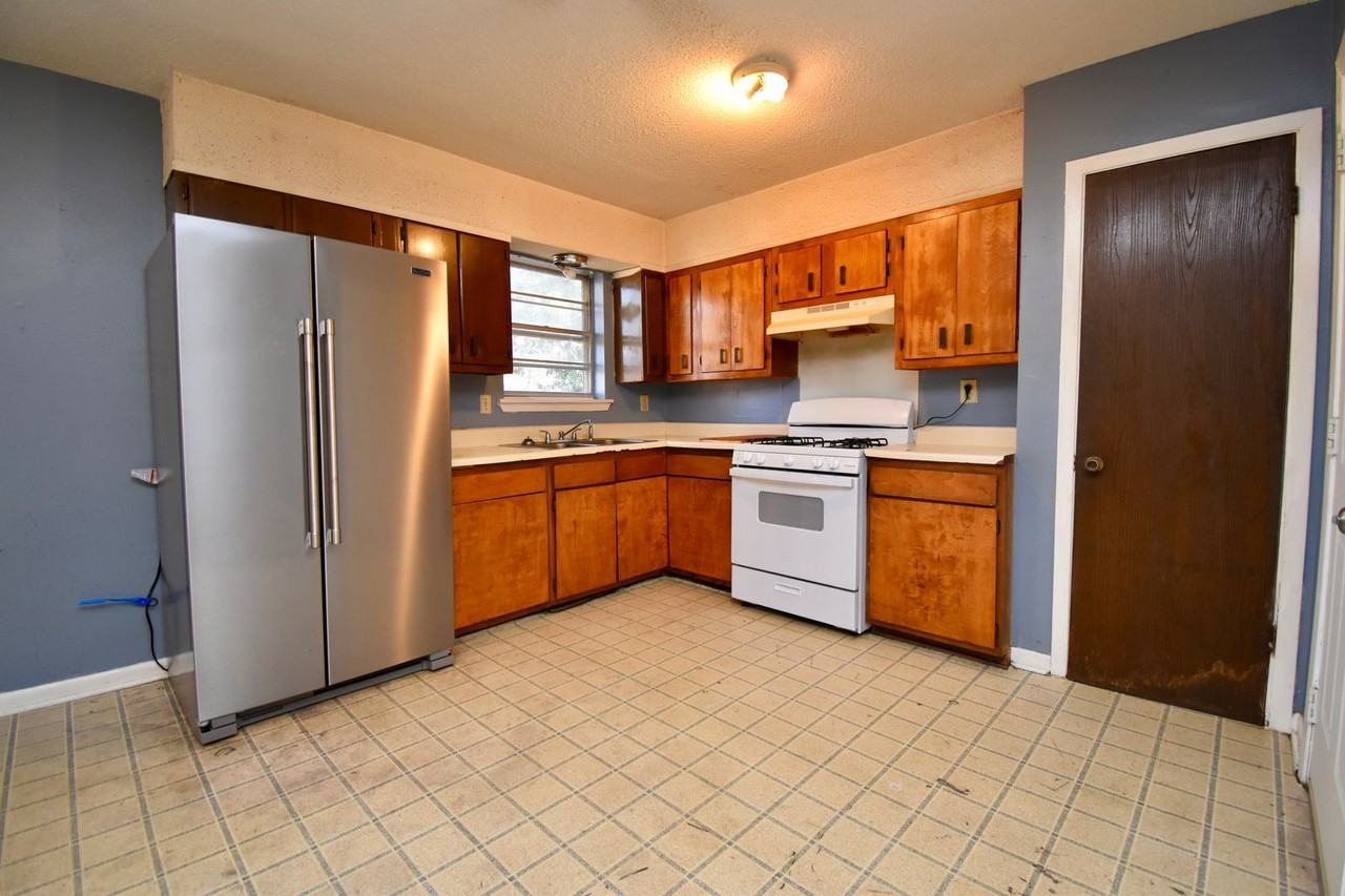 593 Moreland St - Photo 6 of 22