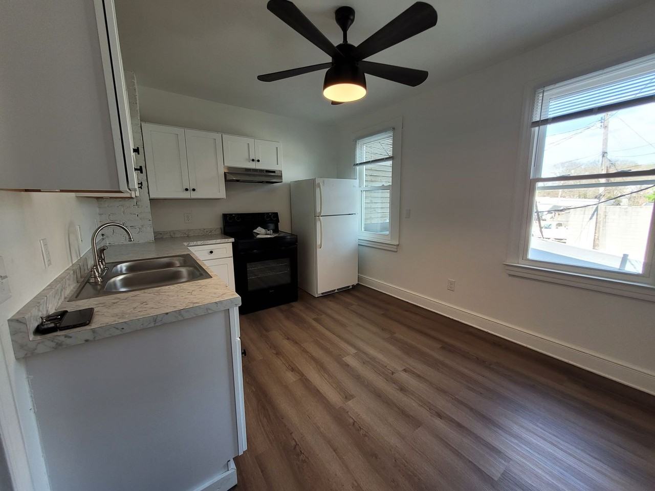 565 West Market Street - Photo 5 of 38