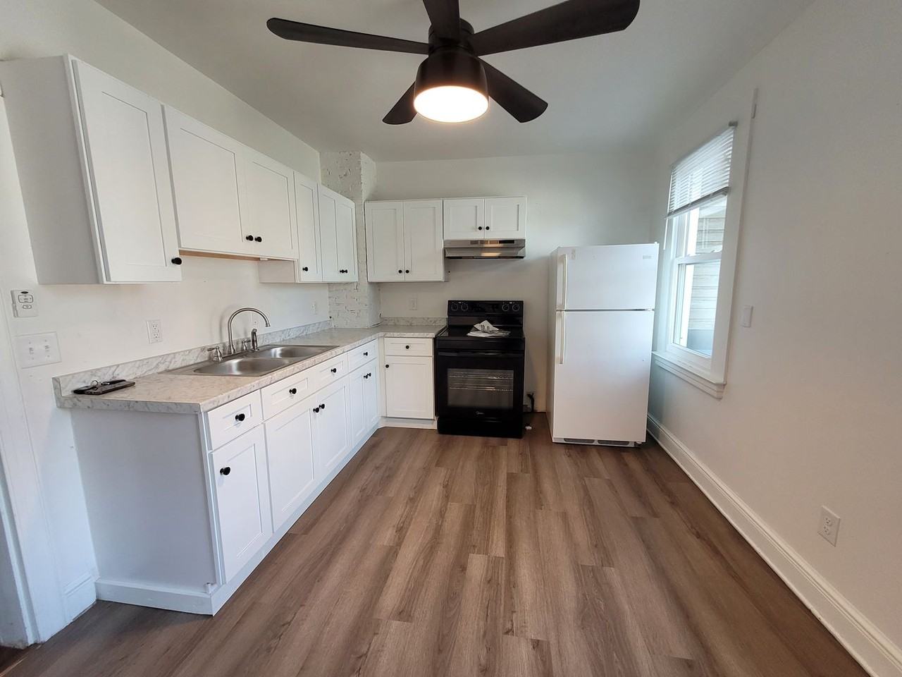 565 West Market Street - Photo 6 of 38