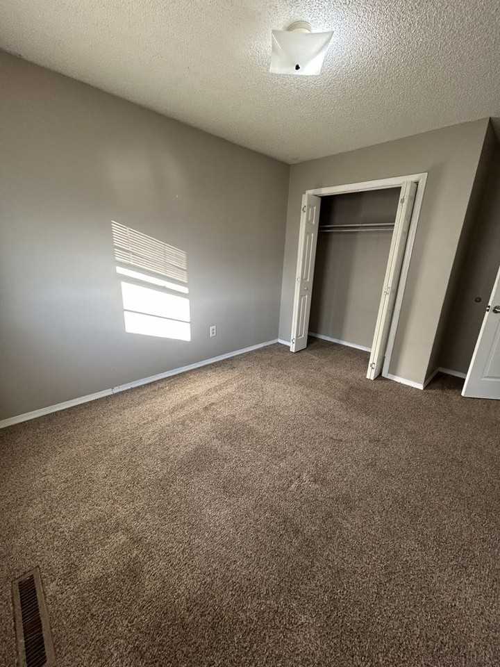 1010 S Rouse St - Photo 6 of 10