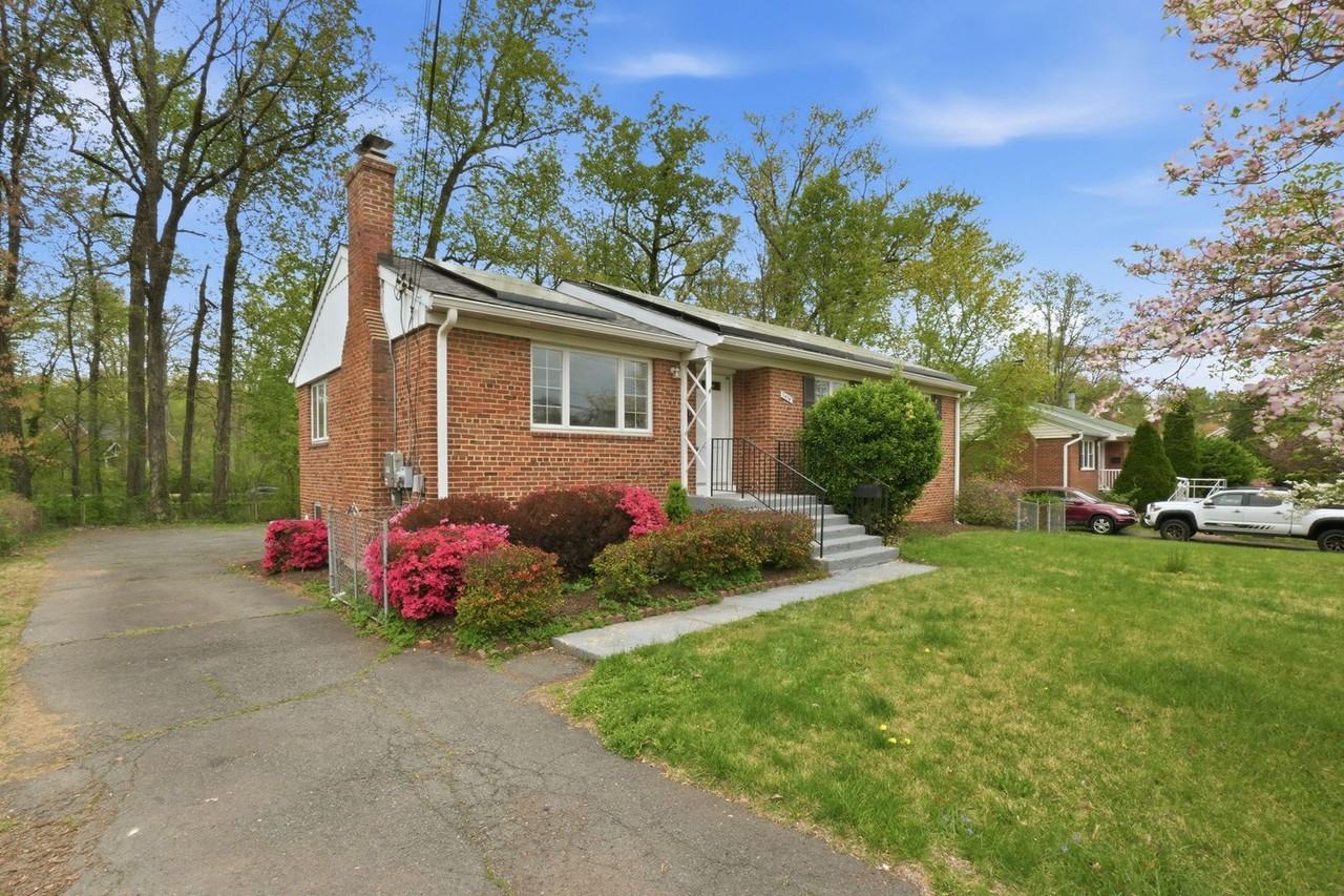 7414 Jervis St - Photo 2 of 25