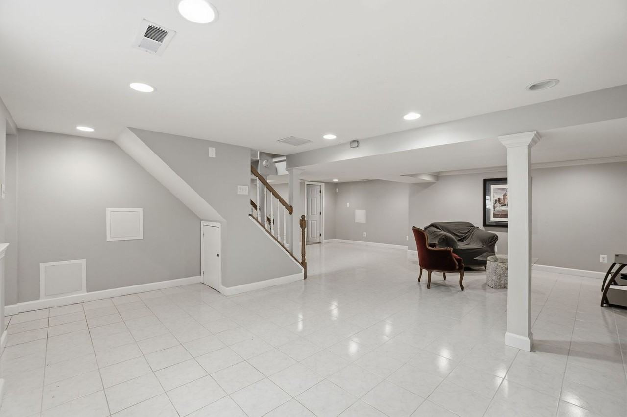 7414 Jervis St - Photo 3 of 25