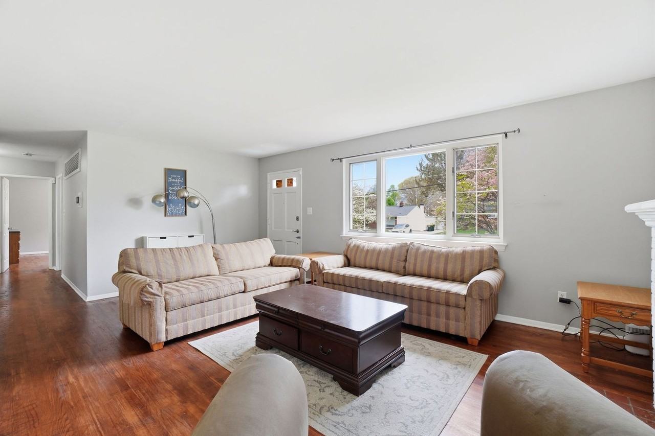 7414 Jervis St - Photo 6 of 25