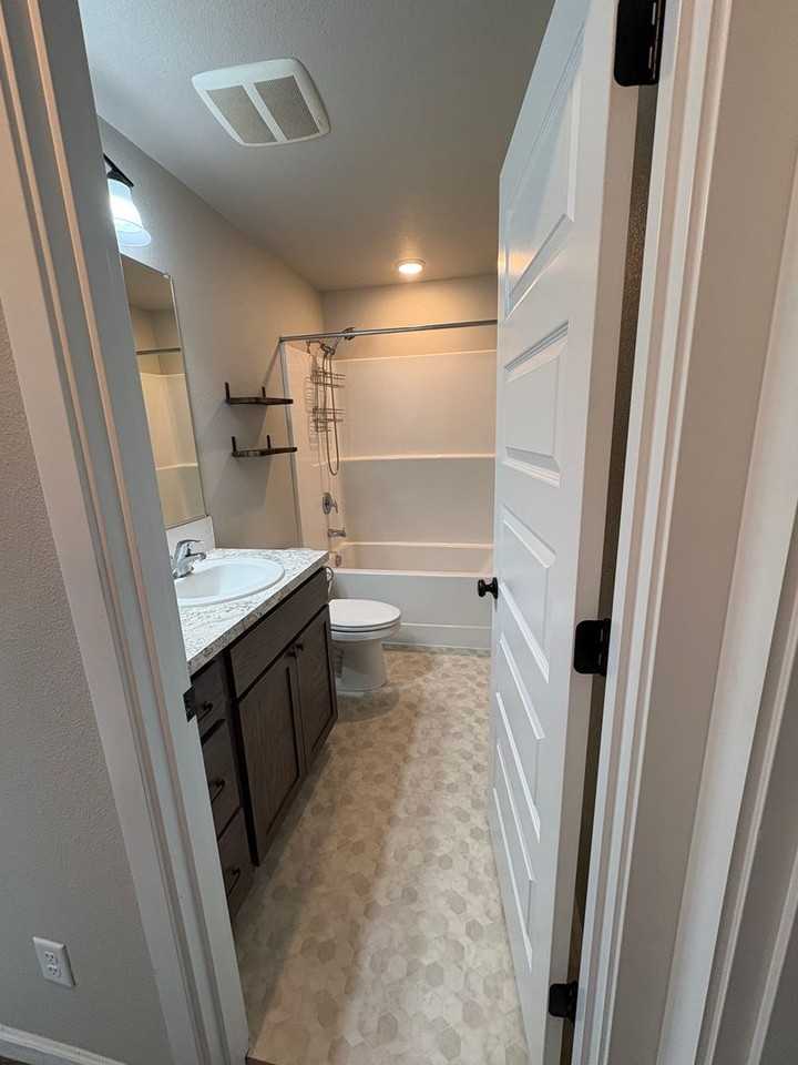 725 L St Ne - Photo 2 of 12