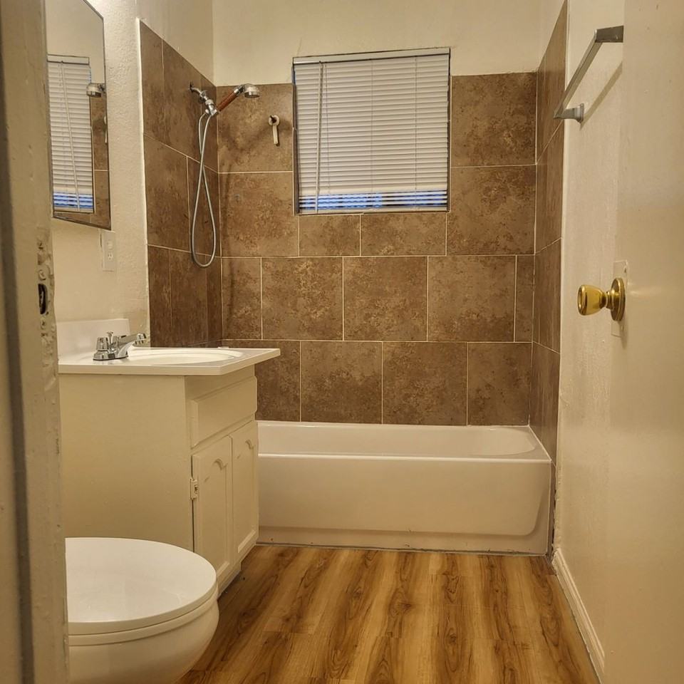 2315 W Compton Blvd #B - Photo 2 of 9