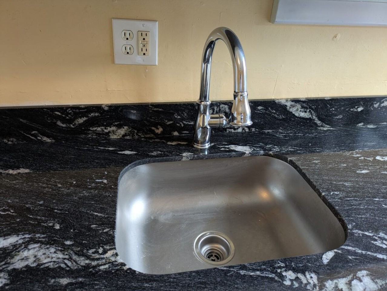 787 Dwight St - Photo 4 of 9