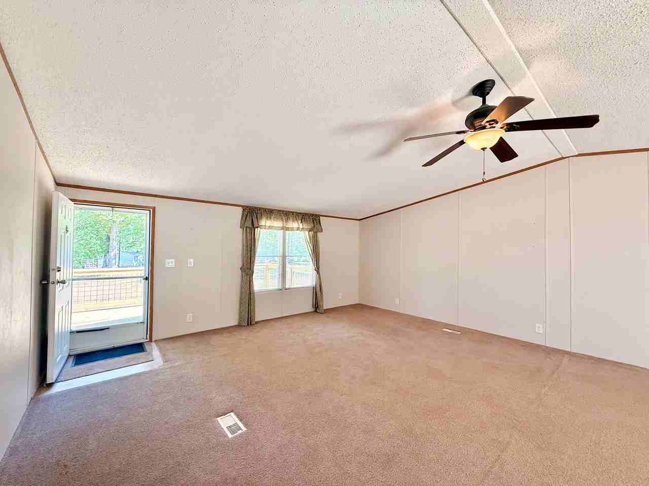 203 Lost Forest Rd - Photo 4 of 24