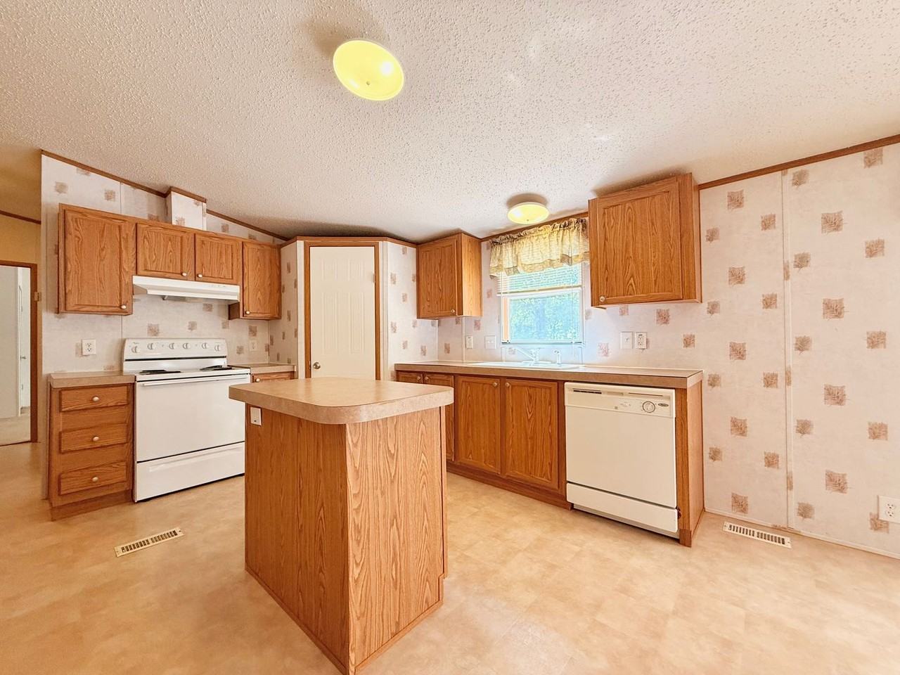 203 Lost Forest Rd - Photo 7 of 24