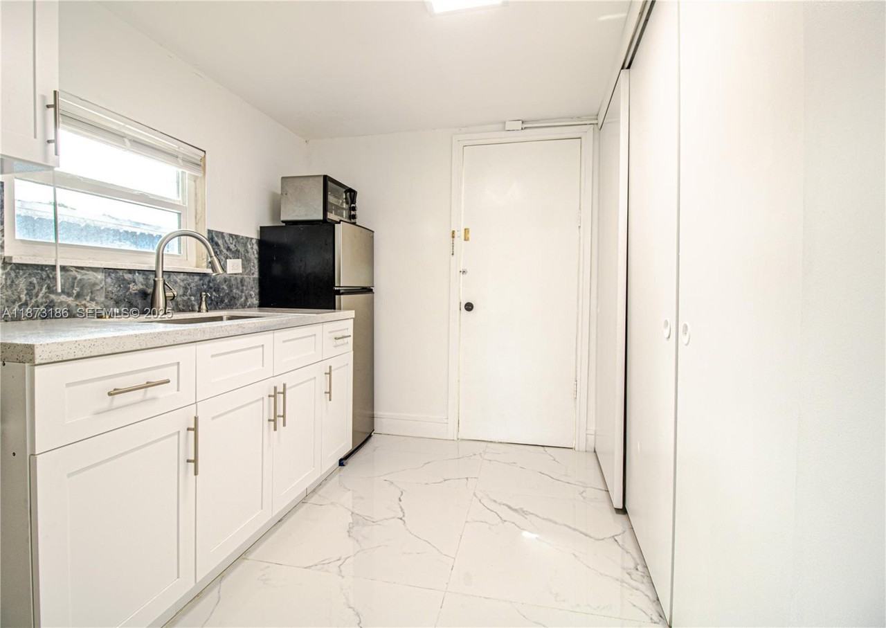 5601 Southwest 38th Street - Photo 5 of 16