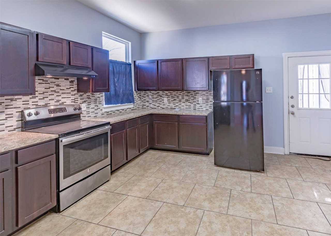 2014 W Houston St - Photo 7 of 37