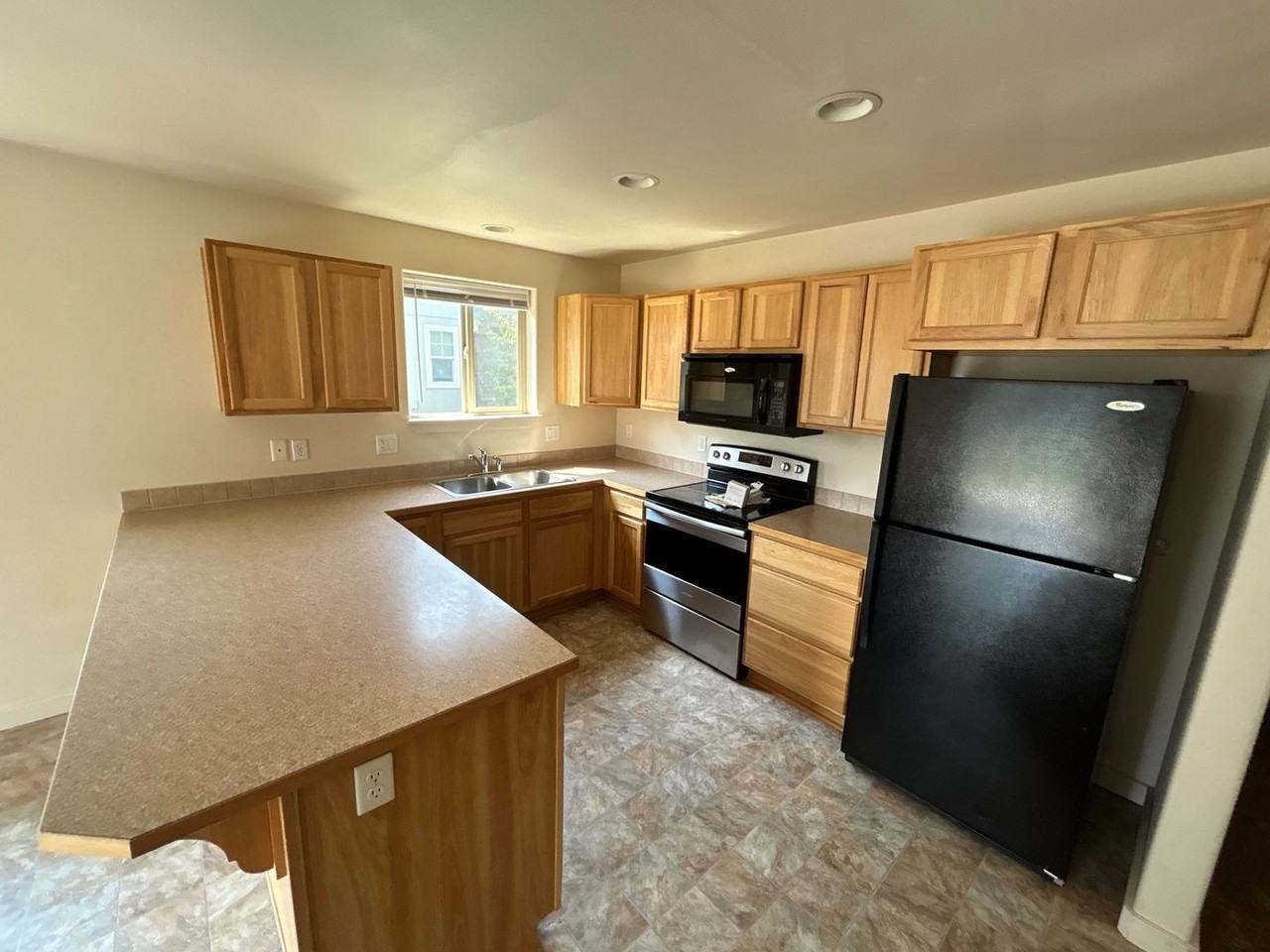 2236 Sw Reindeer Ave - Photo 4 of 16