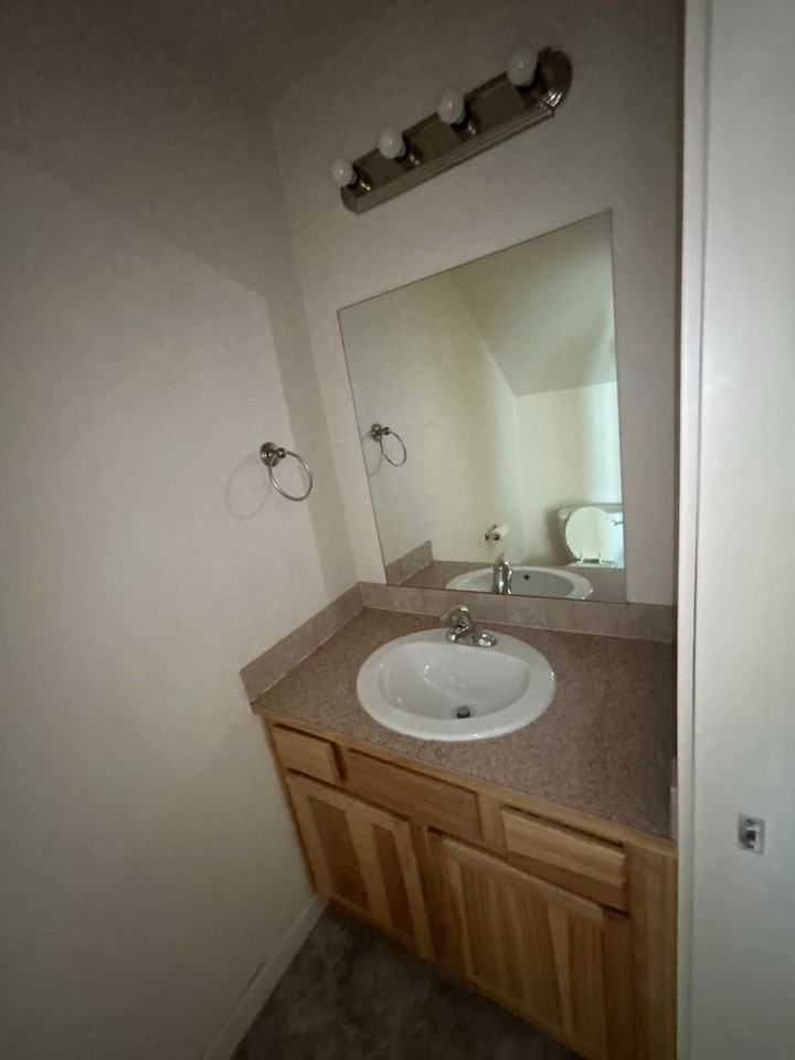 2236 Sw Reindeer Ave - Photo 6 of 16