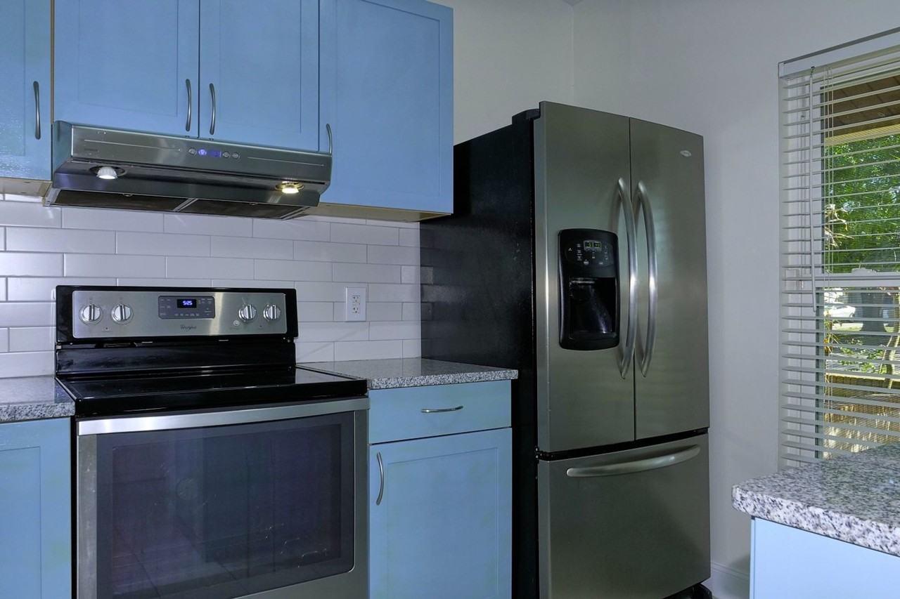 1382 Hendren Dr - Photo 5 of 17