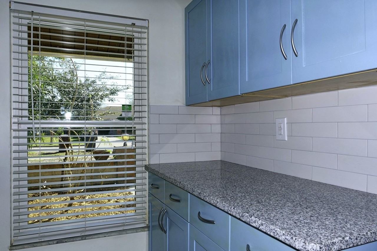 1382 Hendren Dr - Photo 6 of 17