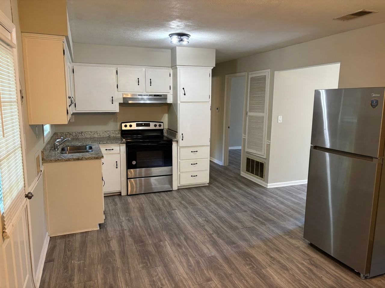 1507 Celia Dr - Photo 2 of 10