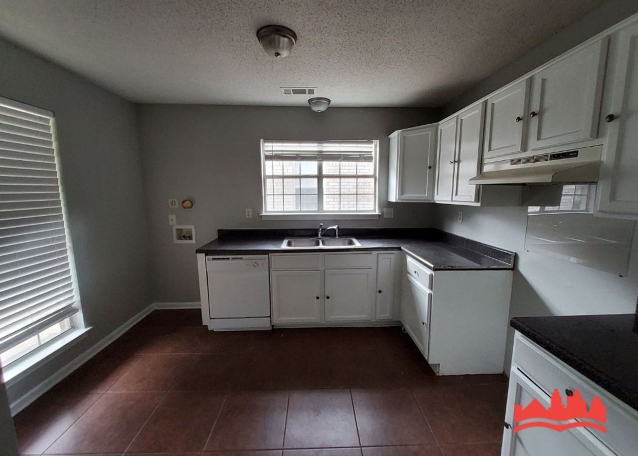 3035 Meadows Ln - Photo 3 of 18