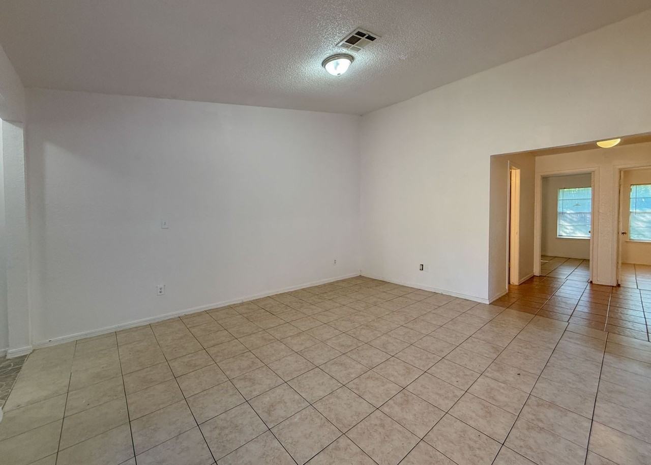 242 Windsor Way - Photo 3 of 20