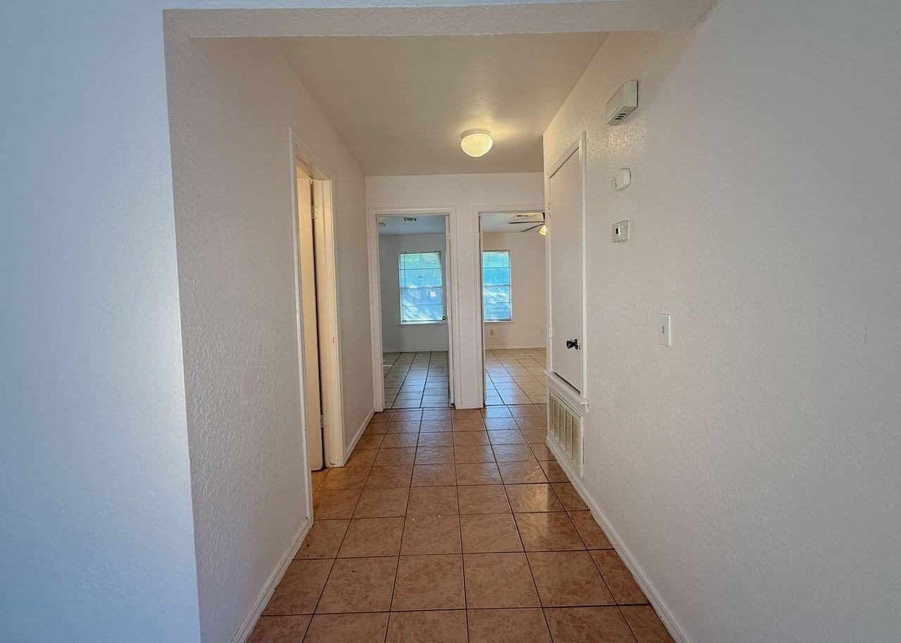 242 Windsor Way - Photo 4 of 20