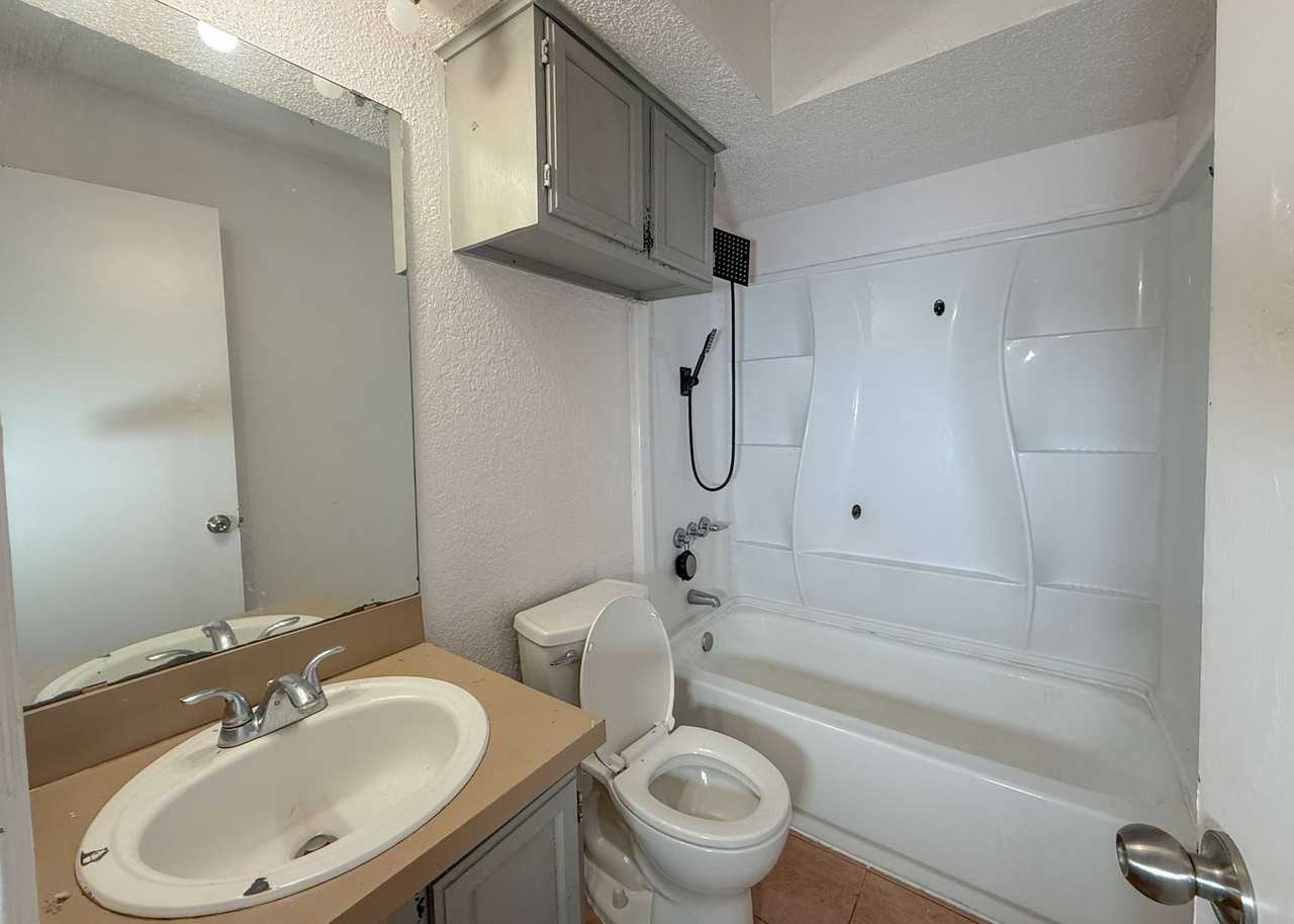 242 Windsor Way - Photo 6 of 20