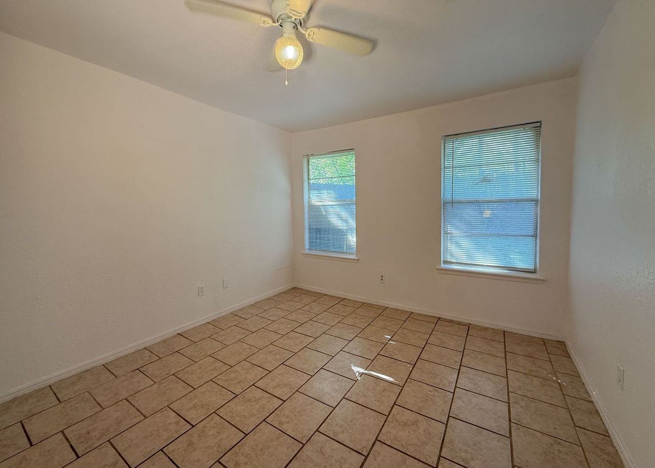 242 Windsor Way - Photo 7 of 20