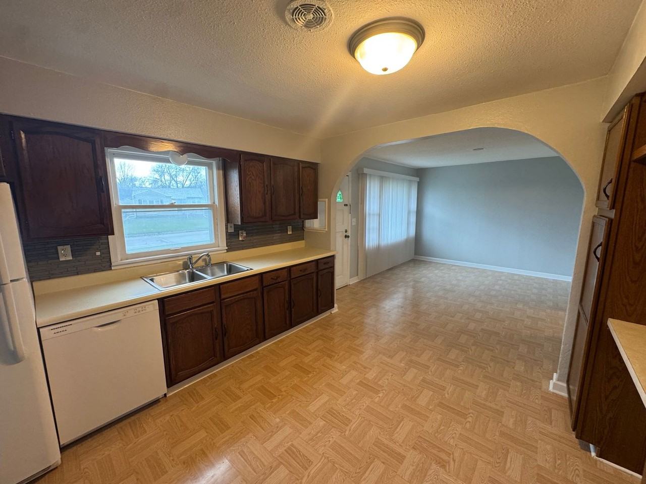 1007 Cooper Dr - Photo 2 of 12