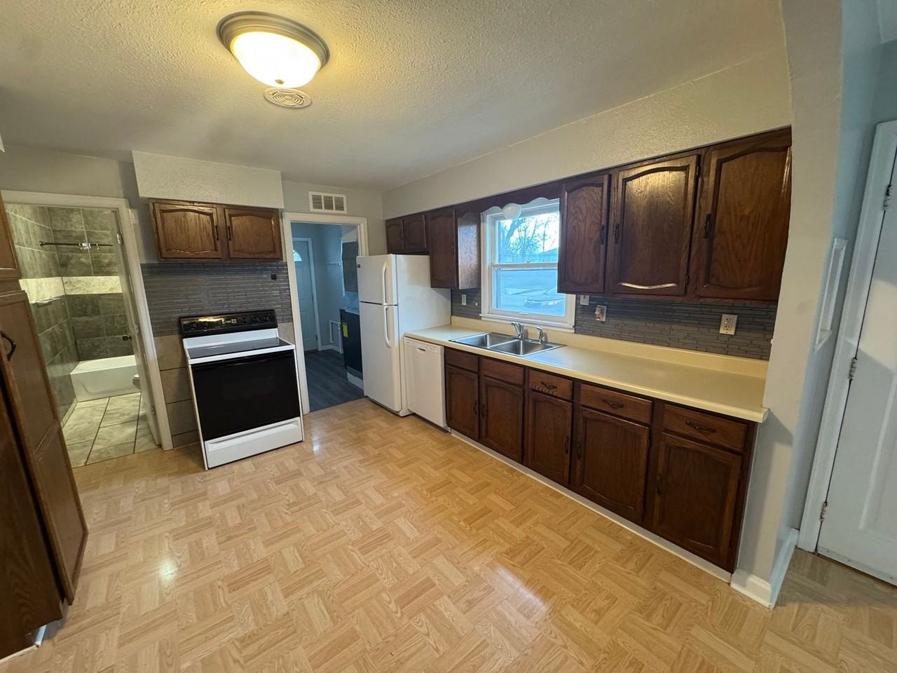 1007 Cooper Dr - Photo 3 of 12