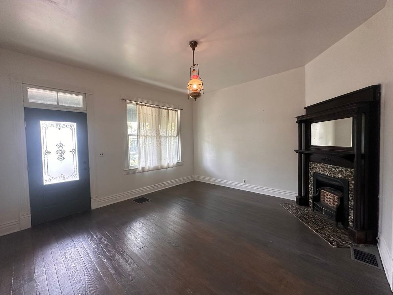 1127 Ash St - Photo 3 of 24