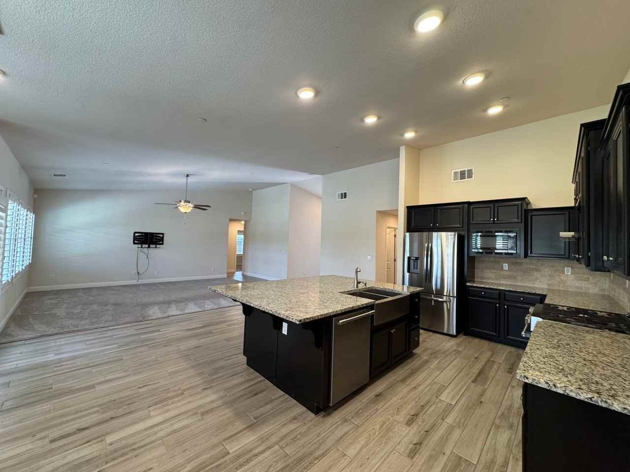 391 W Maclure Ave - Photo 3 of 28