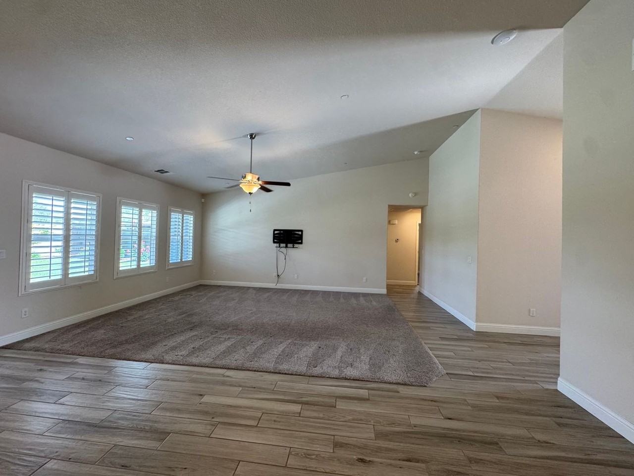 391 W Maclure Ave - Photo 4 of 28