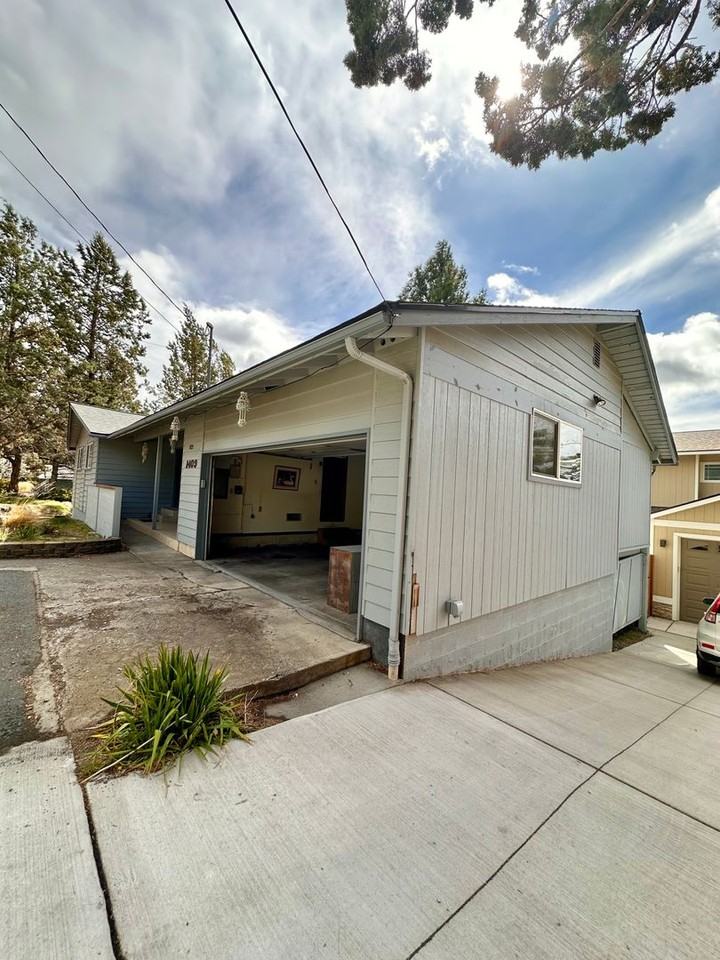 1409 Nw Portland Ave - Photo 2 of 26