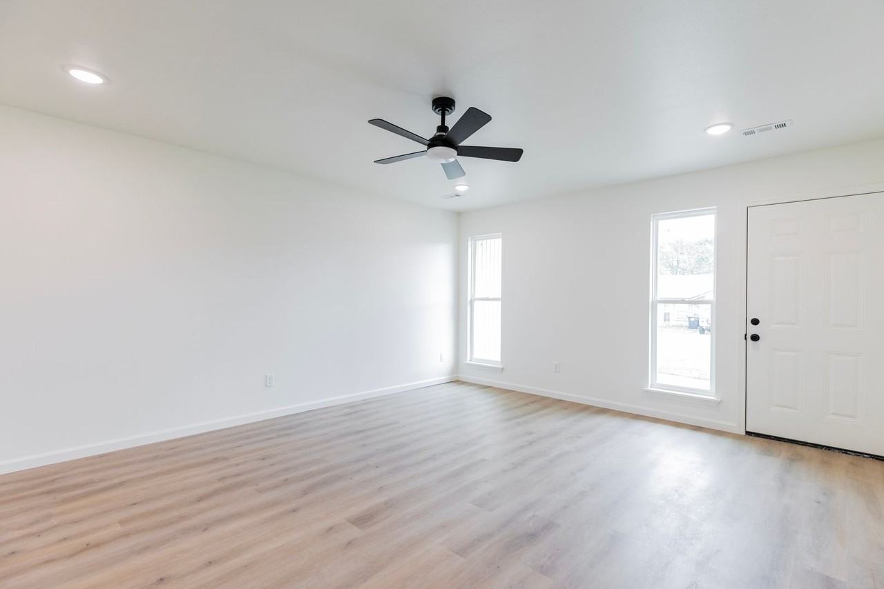 1802 S 14th Pl - Photo 3 of 16