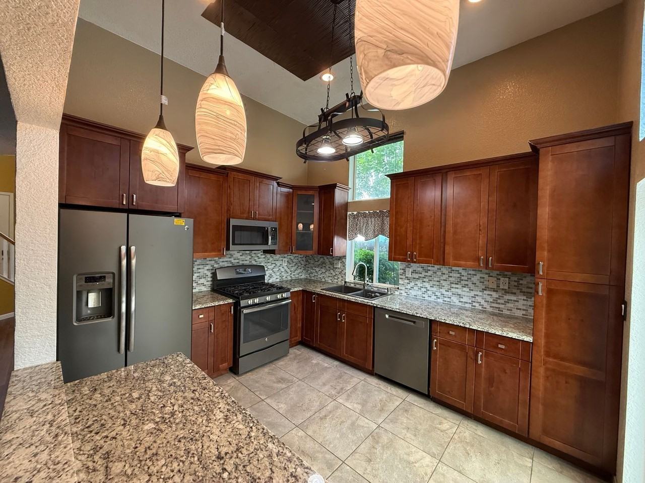 8921 Altameda Ct - Photo 4 of 16