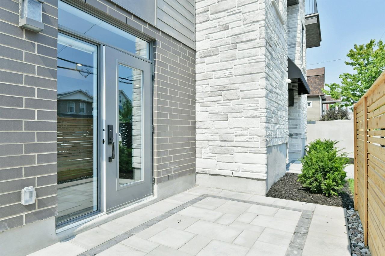 16 Champagne Avenue South - Photo 3 of 43