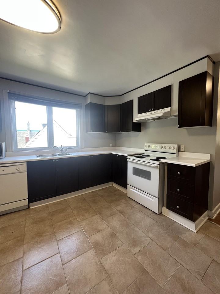 338 Shakespeare Street - Photo 2 of 29