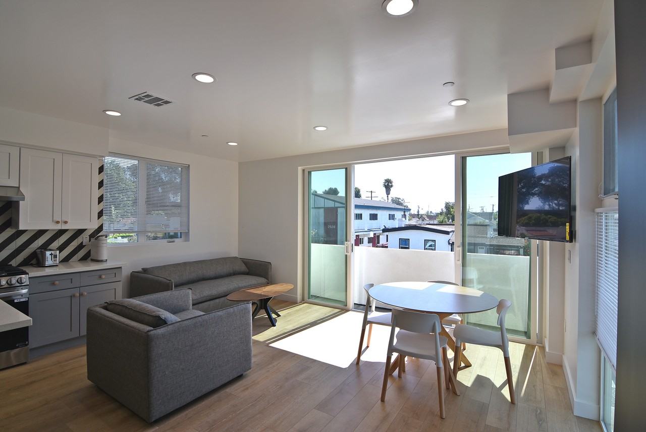 2533 S Curson Ave #3H - Photo 6 of 21