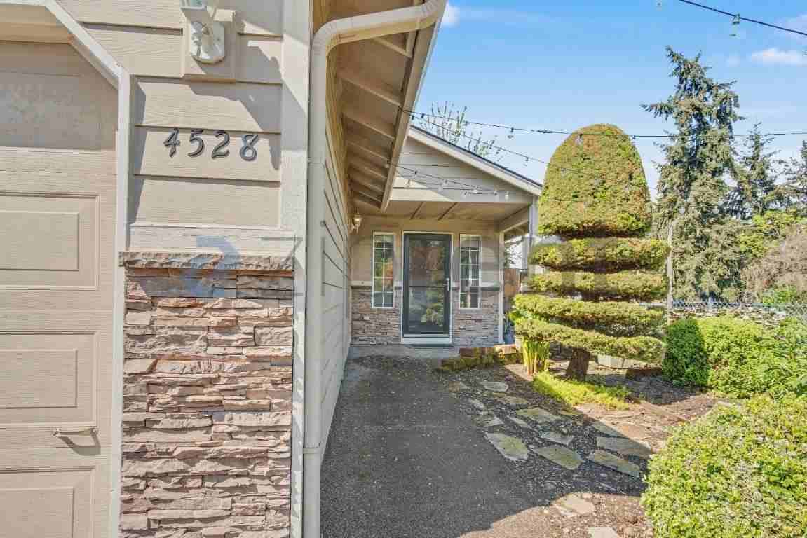 4528 Ne 123rd Ave - Photo 2 of 20