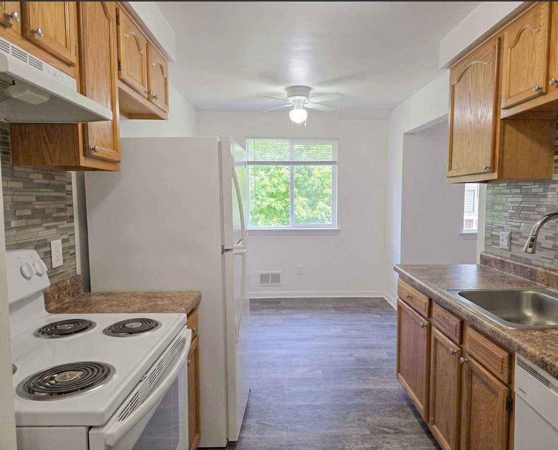 East Ridge Manor Apartment Homes - Photo 3 of 22